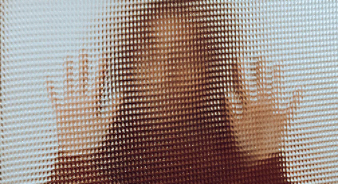 Una donna dietro un vetro foto iStock. © Ansa