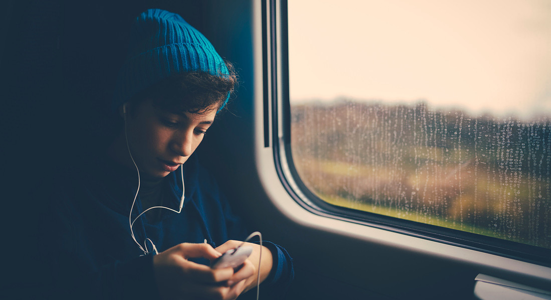 Adolescente solo sul treno foto iStock. © Ansa