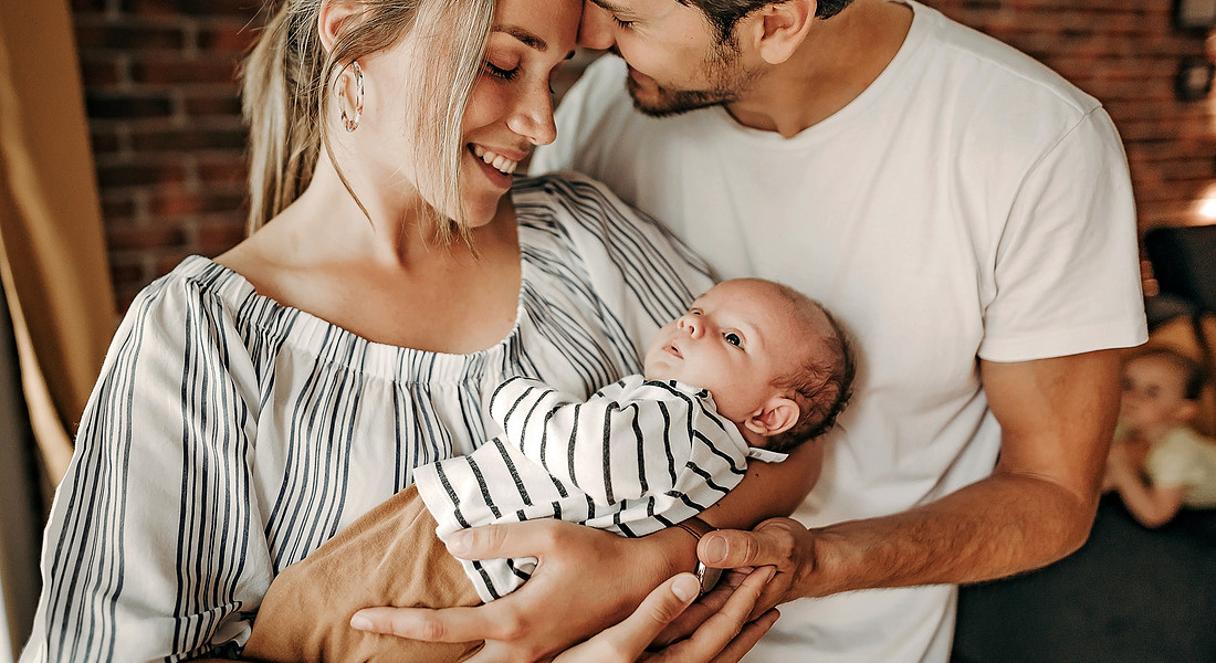 Una coppia di genitori con il figlio appena nato. Ora avrà il cognome di entrambi tranne diverso accordo foto iStock. © Ansa