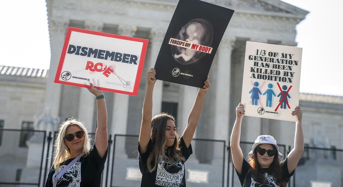 Abortion rights activists and anti-abortion activists rally at the Supreme Court © EPA