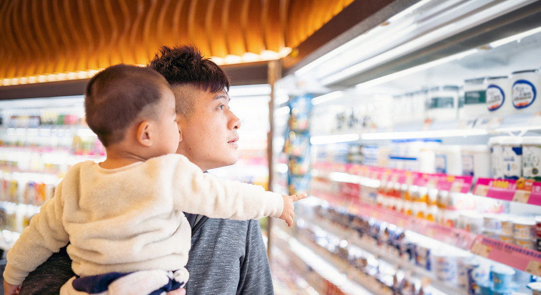 Padre e figlio asiatici, shopping al supermarket foto iStock. © Ansa
