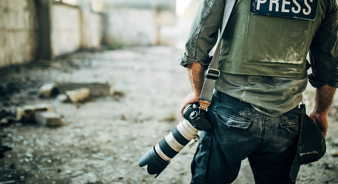Man war journalist with camera © Ansa