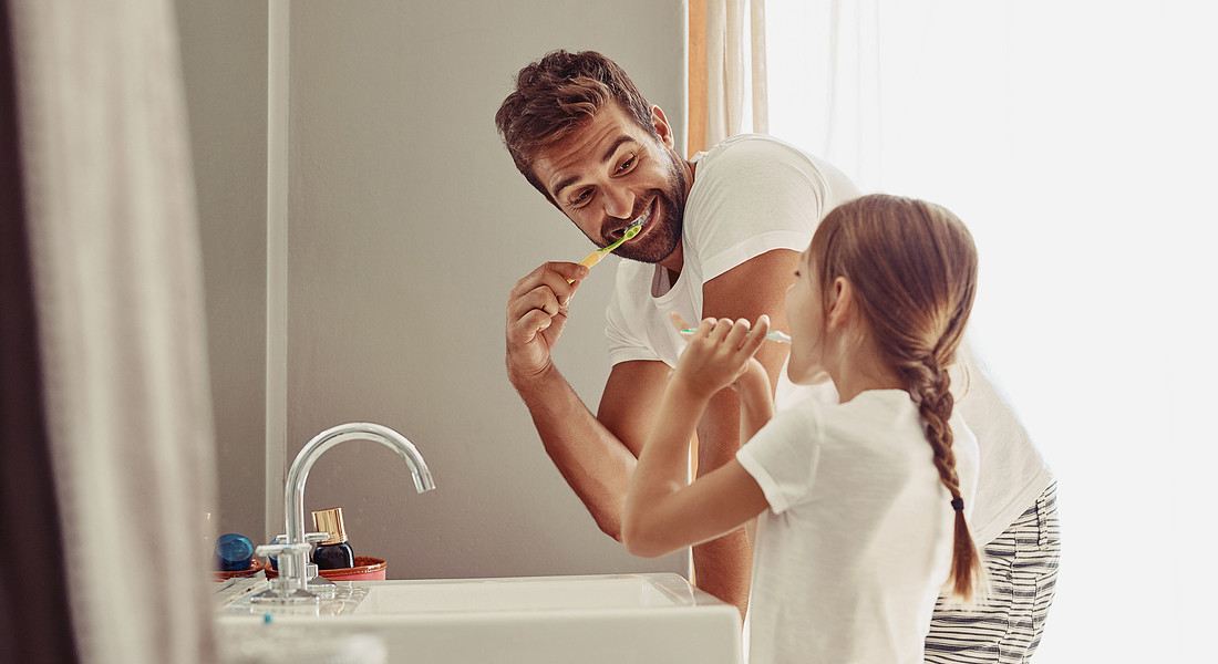 Lavarsi i denti senza sprecare acqua . foto iStock. © Ansa
