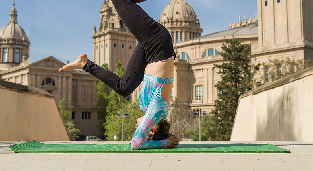 Yoga sui tetti foto iStock. © Ansa