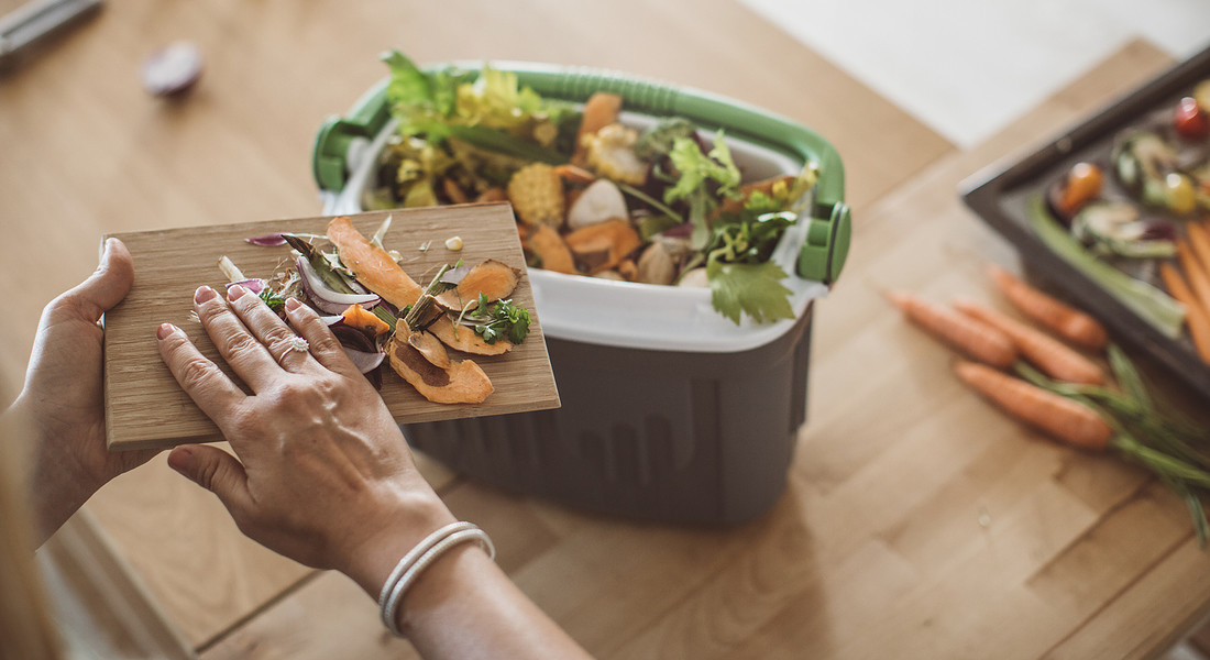Compost casalingo con gli scarti di verdure foto iStock. © Ansa