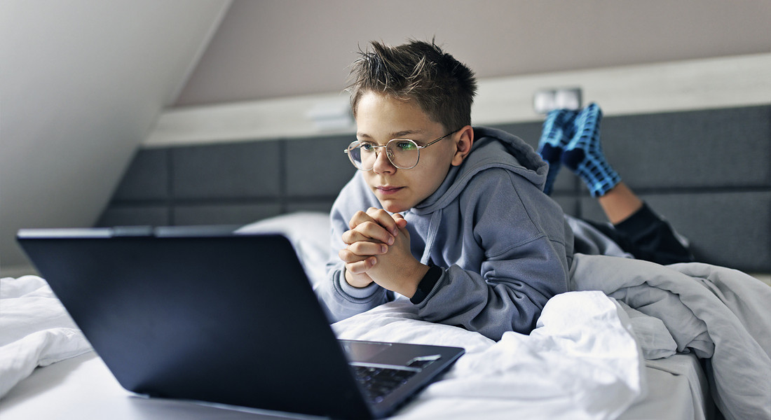 Un adolescente studia con un computer foto iStock. © Ansa
