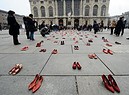 Scarpe rosse in piazza Castello a Torino per il progetto artistico 'Zapatos rojos' di Elina Chauvet, realizzato per ricordare le donne morte nella citta' messicana di Ciudad Juarez. (ANSA)