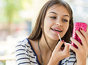 Make up per teenager foto ixmike iStock. (ANSA)