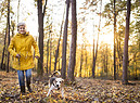 Una signora a passeggio con un cane nei boschi. iStock. (ANSA)