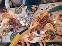 Una tavola abbondante di cibo durante le feste foto iStock. (ANSA)