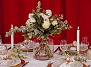 bouquet Colvin Christmas dream con rose bianche, garofani e fiori di cotone (ANSA)