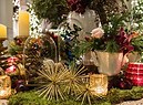 Piccoli recipienti in ceramica,  candele nel vetro, mini conifere verdi, tra i trend del Natale 2018. Idee da copiare dalle decorazioni barocche del flower designer Sebastian Bierings all'hotel De Russie a Roma (ANSA)