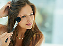 Make up no make up. Un tocco di brush per dare aspetto bonne mine. foto Peopleimages iStock. (ANSA)