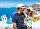 Una coppia in vacanza nell'isola greca di Santorini foto CasarsaGuru iStock. (ANSA)