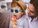 Un bambino gusta un gelato foto  iStock. (ANSA)