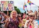 Proud to be Trans, Orgogliosa di essere trans nel cartello della LGBT (lesbian, gay, bisexual e transgende) Parade a Londra (ANSA)