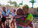 polveri colorate e via ballare, uno dei trend dell'estate (foto ScuolaZoo Viaggi Evento) (ANSA)