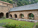 Chiostro con giardino nell'Abbazia romanica di Saint Martin du Canigou foto iStock. (ANSA)