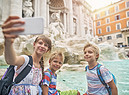 Turisti a Fontana di Trevi scattano selfie. Il 9 agosto una rissa per la migliore inquadratura, in 8 fermati. foto iStock. (ANSA)