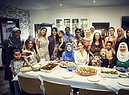 Meghan, la duchessa del Sussex, al centro, posa per una fotografia con le donne della Hubb Community Kitchen al Centro culturale musulmano Al Manaar di Londra. (ANSA)
