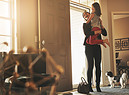 Una donna torna a casa e abbraccia la figlia foto iStock. (ANSA)