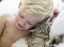 Un bambino abbracciato al suo gatto foto iStock. (ANSA)