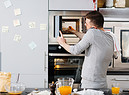 Una cucina attrezzata con forno a microonde foto iStock. (ANSA)