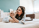 Tenerezze tra un cane e una giovane donna foto iStock. (ANSA)