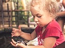 Una bambina con una piccola tartaruga foto iStock. (ANSA)