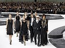 Lagerfeld e le sue modelle alla sfilata Chanel 2010 (ANSA)