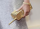 Dee Ocleppo con una borsa dorata a forma di telefonino o un telefonino dorato a forma di borsa (ANSA)