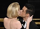 Rami Malek bacia appassionatamente la fidanzata, l'attrice di Bohemian Rhapsody Lucy Boynton (ANSA)