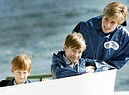 Il principe Harry a 7 anni con il fratello William e la mamma Diana d'Inghilterra in vacanza alle cascate del Niagara - 1991 (ANSA)