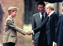Il principe Harry in una foto del 1998 all'arrivo al prestigioso college Eton (ANSA)