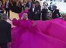 Strip tease di Lady Gaga sulla scalinata del Met Gala (ANSA)
