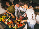 Giovani vegetariani in cucina foto iStock. (ANSA)