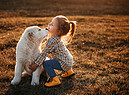 Un cucciolo di cane e una bambina foto iStock. (ANSA)