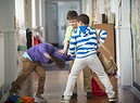 bullismo tra ragazzini in un corridoio scolastico foto iStock. (ANSA)