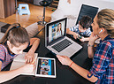 Una videocall di lavoro mentre i figli studiano foto iStock. (ANSA)