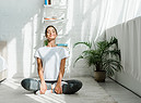Meditazione in casa foto iStock. (ANSA)