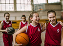Amicizia sul campo di basket foto iStock. (ANSA)