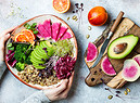 Piatto vegan con quinoa, micro greens, avocado, arancia rossa, broccoli, germogli foto iStock. (ANSA)