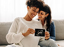 Una coppia omosessuale guarda l'ecografia del feto foto iStock. (ANSA)