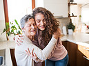 Una adolescente abbraccia la nonna foto iStock. (ANSA)