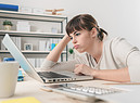 Una donna annoiata al computer foto iStock. (ANSA)