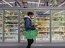 Un giovane fa la spesa al supermercato foto iStock. (ANSA)