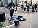 Londra, i musicisti di strada chiedono offerte con pos per i pagamenti cashless (ANSA)