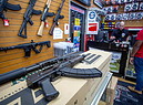 Persone acquistano armi al Miami Guns StorePersone acquistano armi al Miami Guns Store (ANSA)