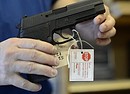 Una pistola in un negozio di armi in Georgia (ANSA)