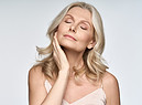 Una donna in età avanzata cura la pelle del viso foto iStock. (ANSA)